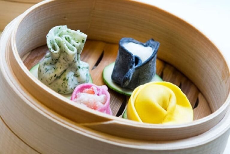 Cosa Sono i Dim Sum e Come Gustarli al Meglio 8 un vassoio di dim sum colorati e fumanti