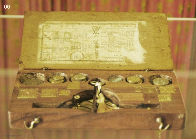 una bilancia che pesa documenti notarili