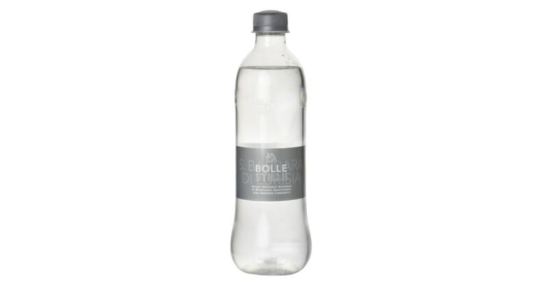 una bottiglia di acqua minerale premium