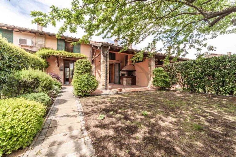 una casa tipica romana con giardino