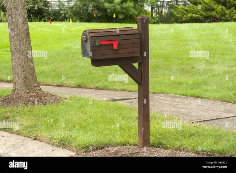 una casetta postale in un parco