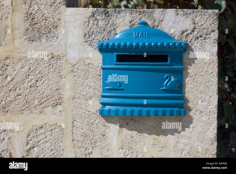 una cassetta postale colorata a laquila