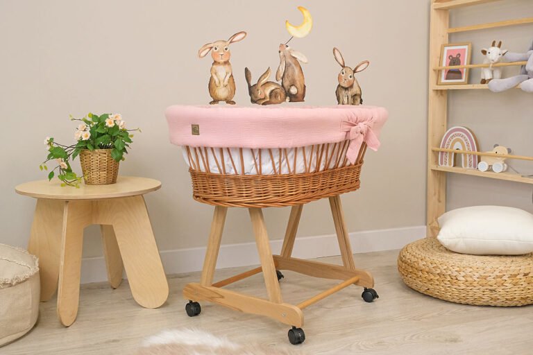 Quali sono gli oggetti indispensabili per la lista nascita del neonato 23 una culla accogliente con accessori per neonati