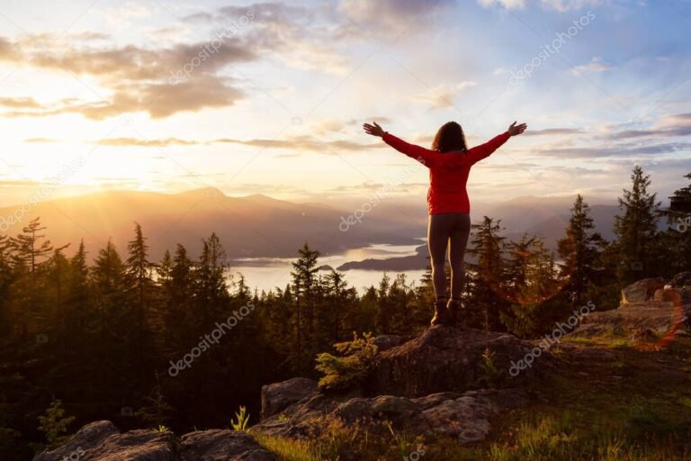 una donna che esplora un paesaggio naturale