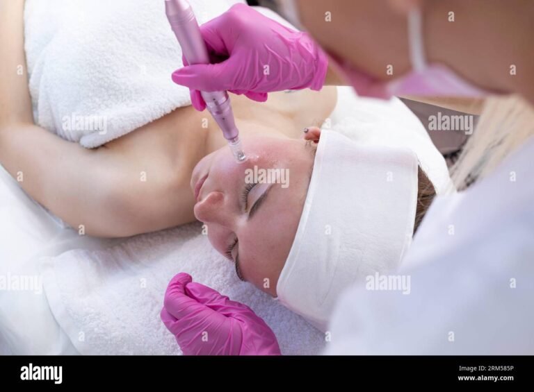 Cosmo Clinic Milano: Quali trattamenti estetici offre e come prenotare 15 una donna che riceve un trattamento estetico