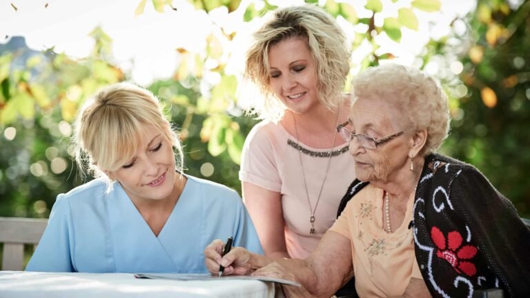 una famiglia felice con una badante