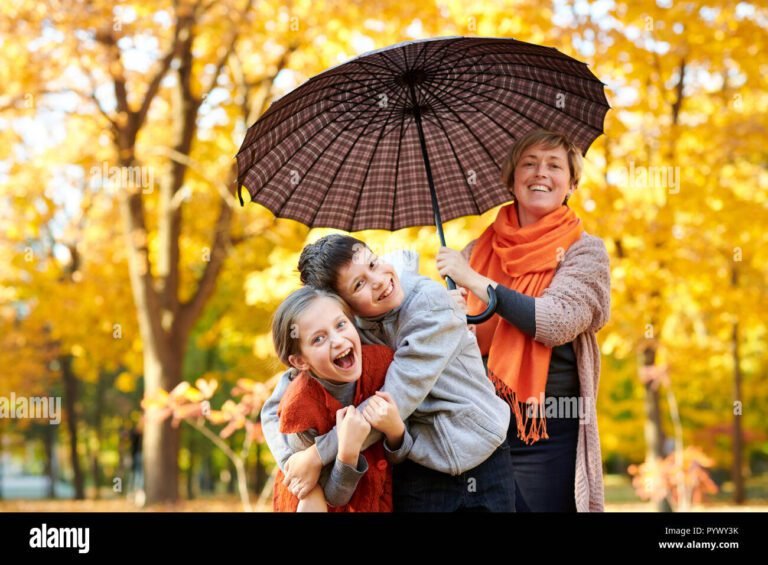 una famiglia sorridente sotto un ombrello