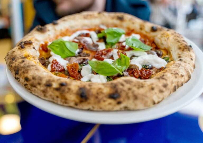 una fetta di pizza con ingredienti vari