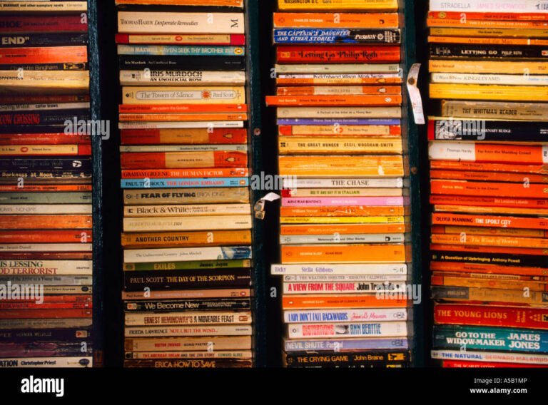 una libreria vintage con libri impilati