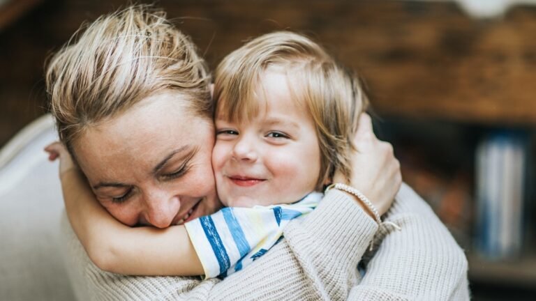 Cosa sapere sulla Mamma Rosa e il suo ruolo nello SBT 16 una mamma che abbraccia un bambino