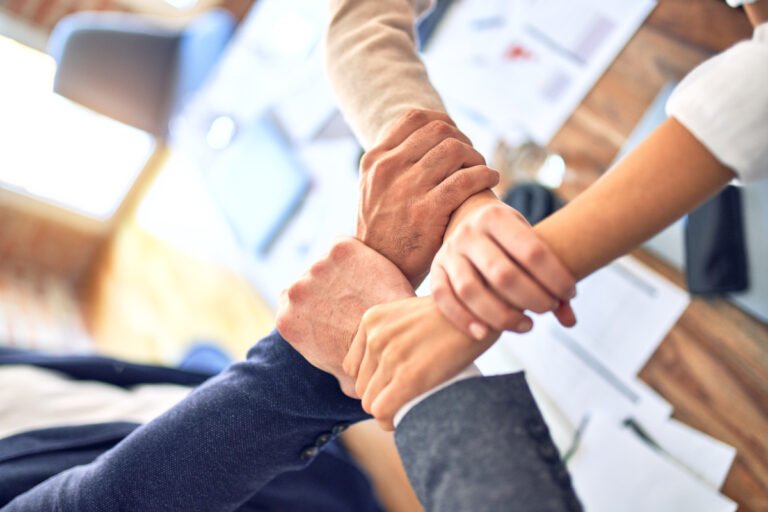 una mano che cerca tra molte agenzie