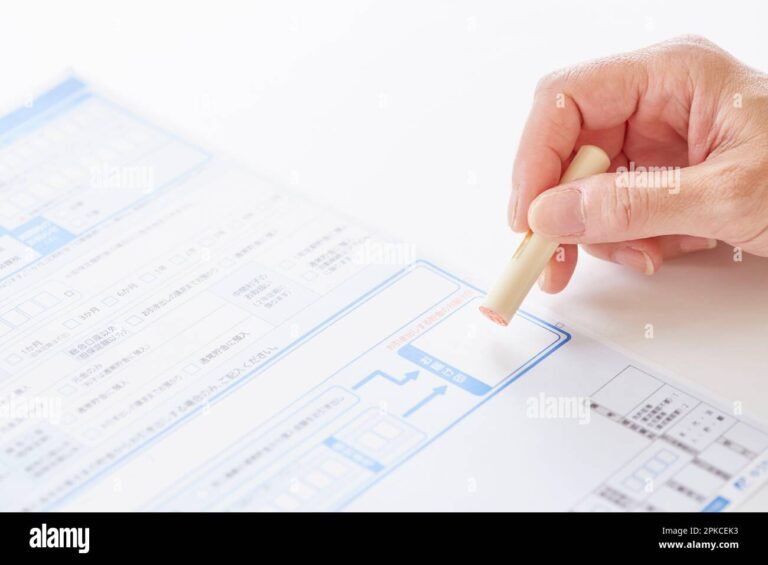 una mano che tiene documenti fiscali