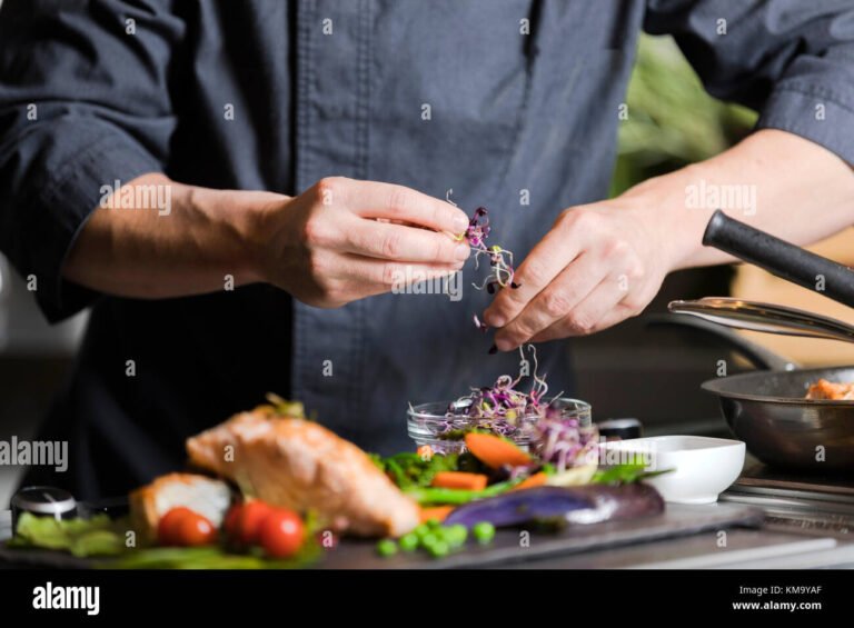 Cosa significa avere un gusto divino e come si può sviluppare 8 una mano che tiene un piatto gourmet