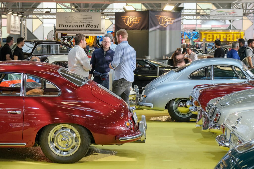 una moto e unauto sportiva in esposizione