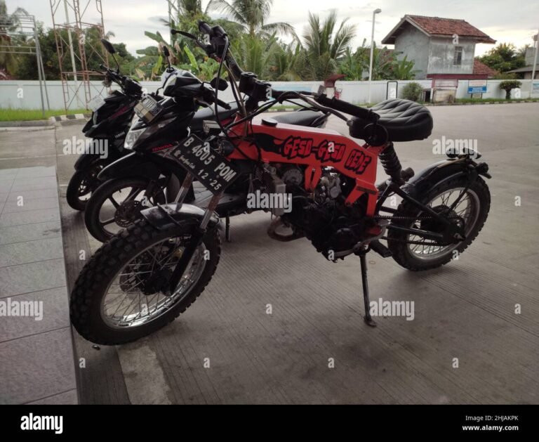 una moto yamaha parcheggiata in officina