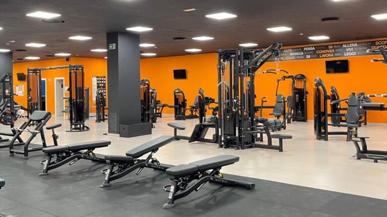 Mad Gym Parma: Quali Servizi e Attività Offre Questo Centro Fitness 33 una palestra affollata con attrezzature moderne