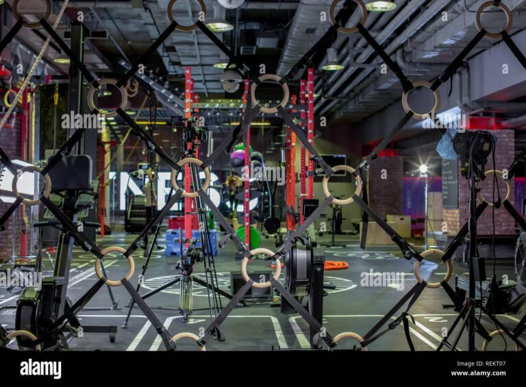 una palestra moderna con attrezzature fitness