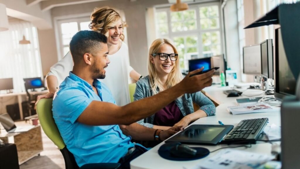 una panoramica di un team tecnologico al lavoro