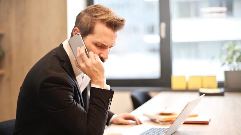 una persona al telefono con computer