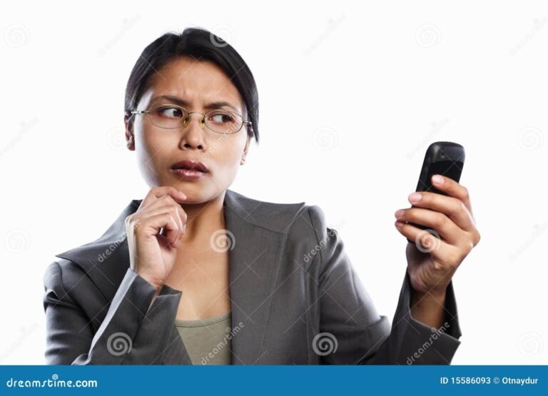 una persona al telefono con unespressione curiosa