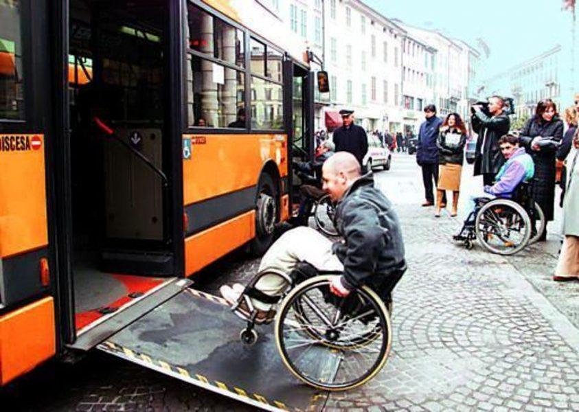 una persona disabile che utilizza un biglietto
