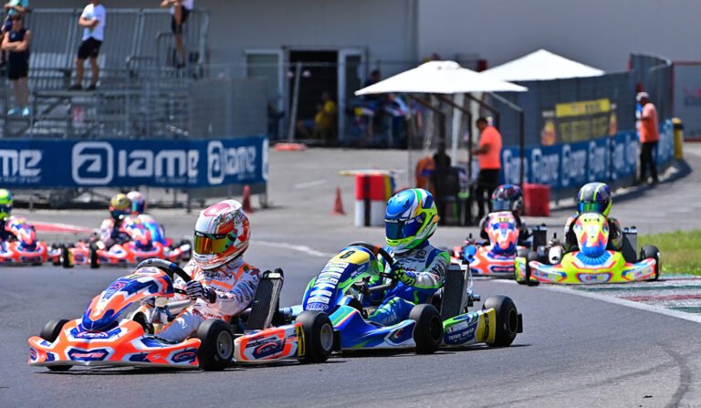 una pista go kart affollata e vivace