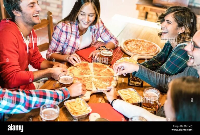 Perché "vabbè allora pizza" è diventata una frase popolare e divertente 32 una pizza con persone che ridono insieme