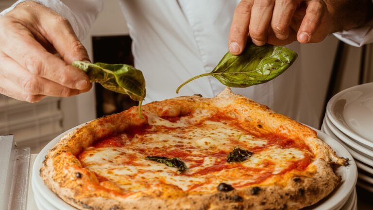 una pizza fumante appena sfornata