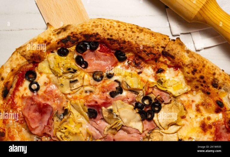 una pizza fumante con ingredienti freschi