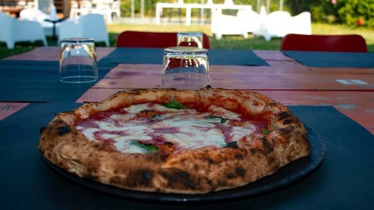 una pizza fumante su un tavolo esterno