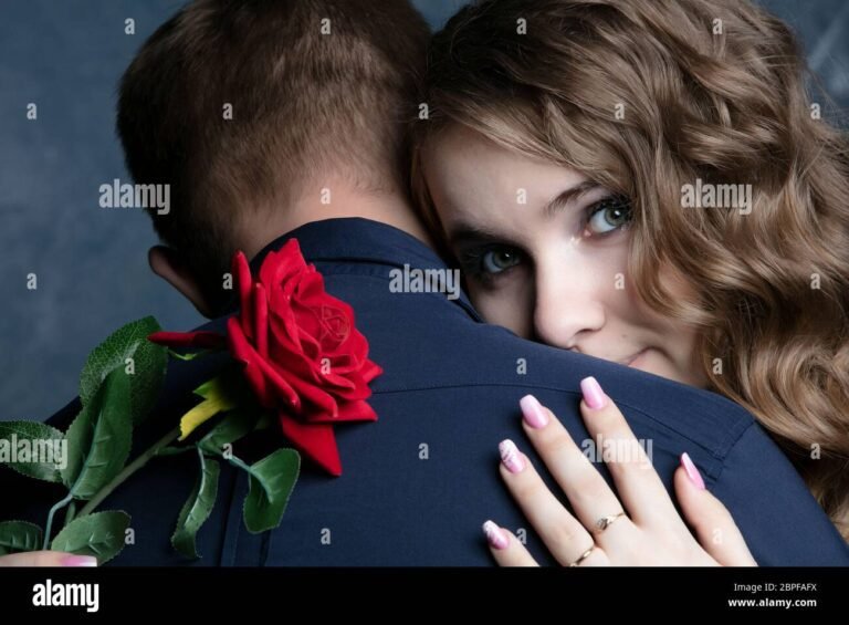 una rosa rossa in un abbraccio romantico