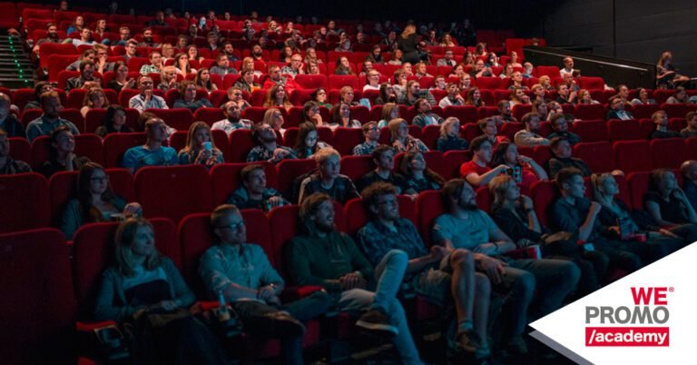 Quali sono i film attualmente in programmazione all'UCI Curno 44 una sala cinematografica con persone in attesa