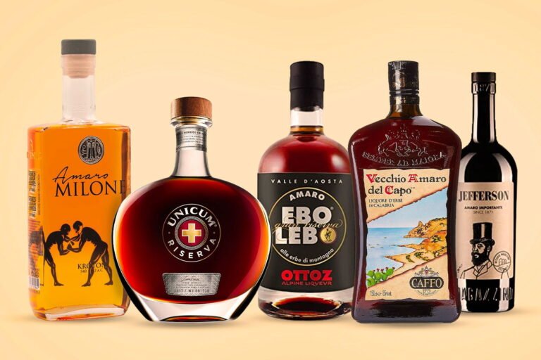 una selezione di bottiglie di amari