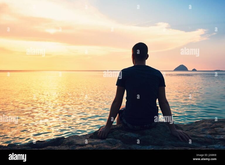 Qual è il significato de "Il corpo in cui sono nata" 45 una silhouette di una persona in contemplazione