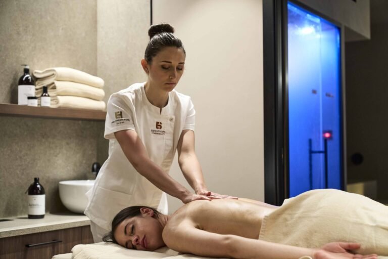 una spa elegante con terapeuti al lavoro
