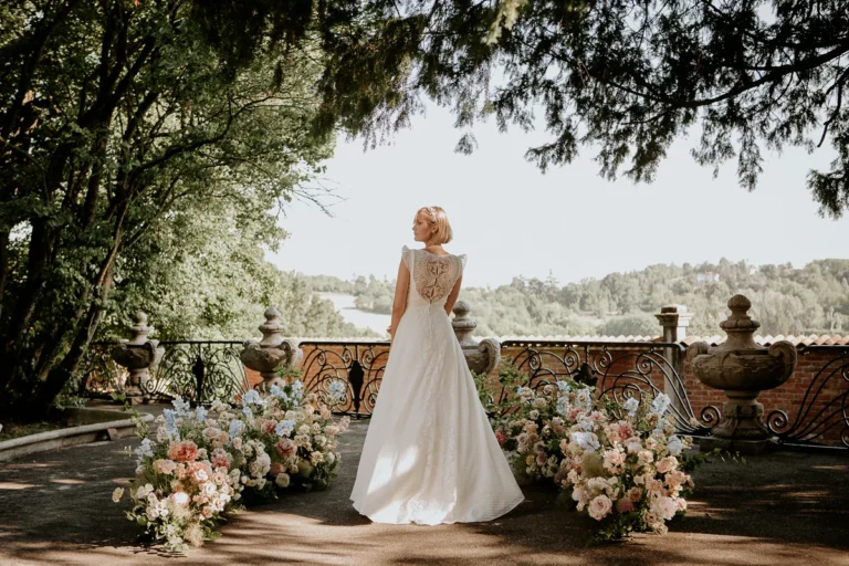 una sposa elegante in un incantevole giardino