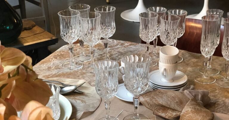 Cosa offre il ristorante JD San Rocco al Porto per una cena speciale 40 una tavola elegantemente apparecchiata per cena