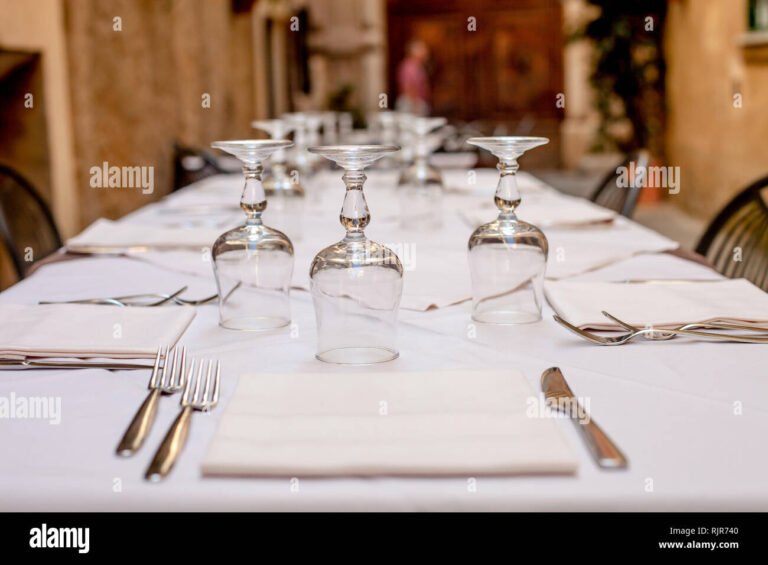 Dove trovare una trattoria con calma per una cena tranquilla 18 una tavola imbandita in un ristorante accogliente