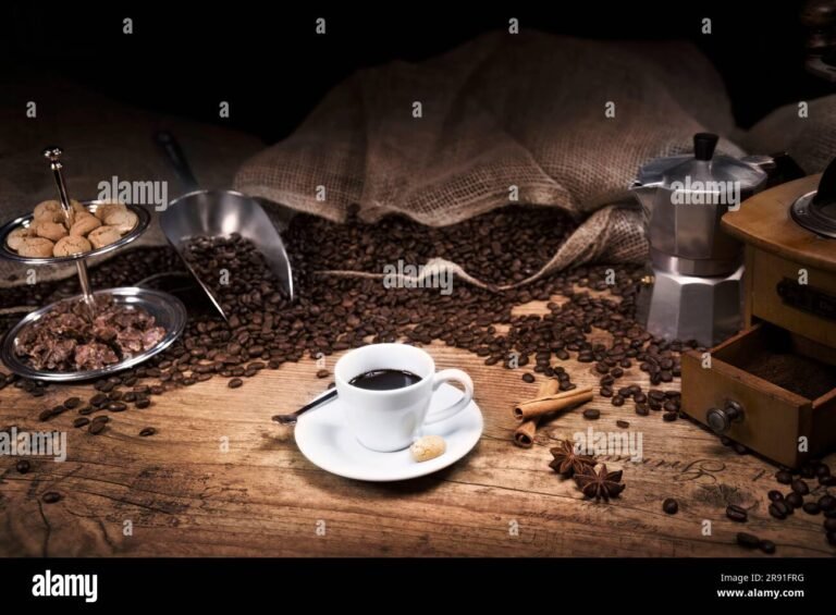 una tazza di caffe filtrato fumante