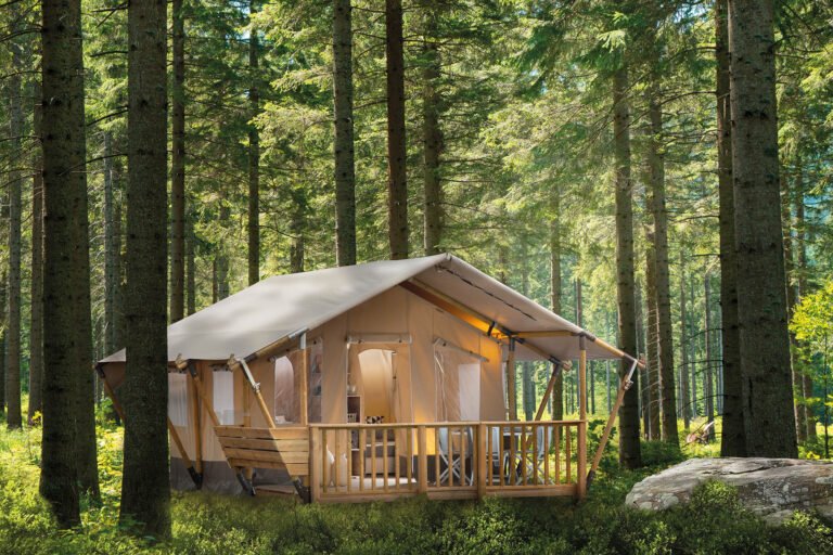 una tenda elegante immersa nel verde