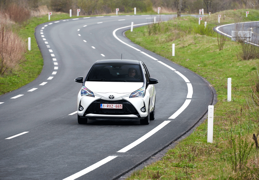 una toyota bi auto in azione su strada