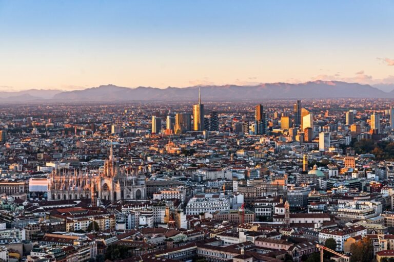 una veduta panoramica di milano