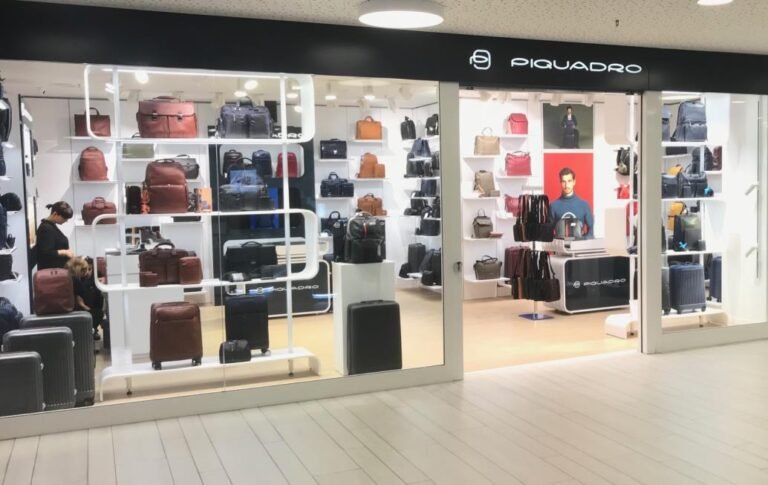 una vetrina di un negozio piquadro