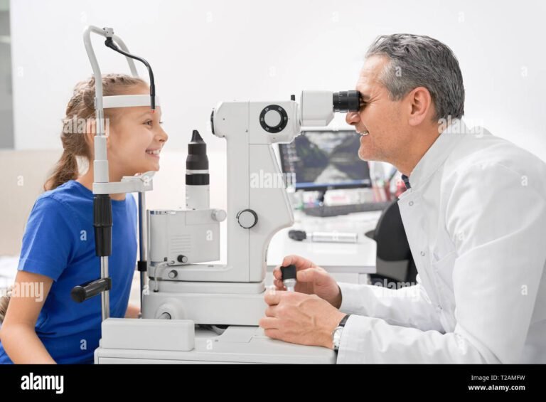 una visita oculistica con paziente sorridente