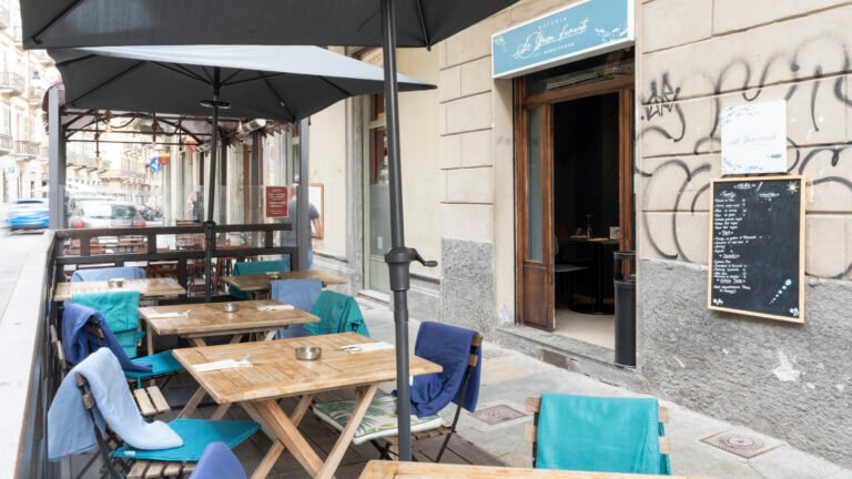 Quali sono le informazioni più importanti su Sora Gina in Via Sacchi 23 una vista esterna del ristorante sora gina