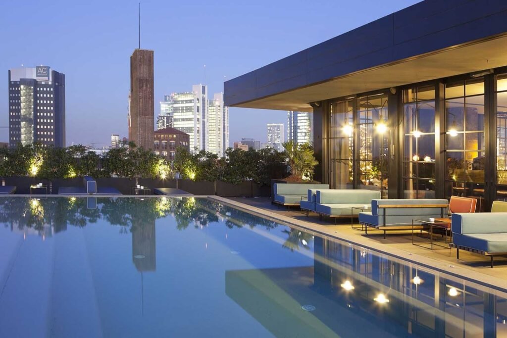 Chi è Brian Barry e cosa lo rende famoso a Milano