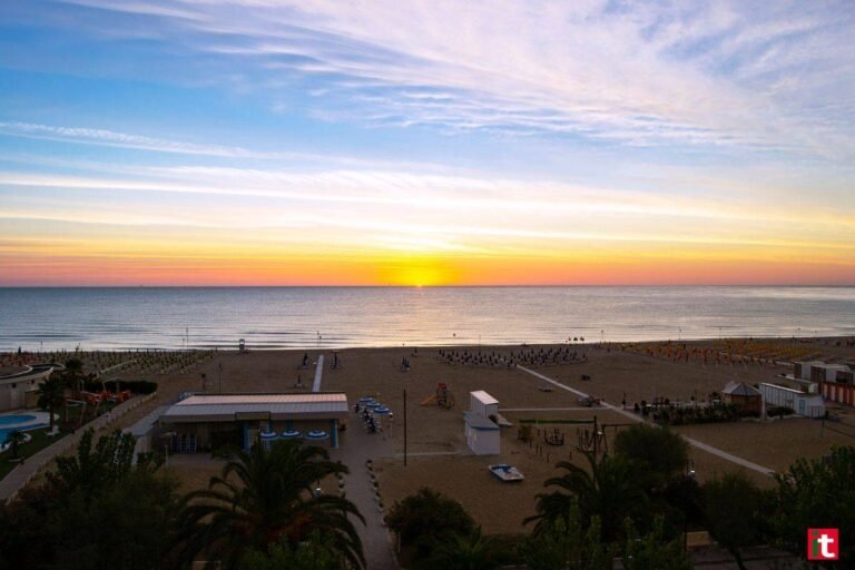 una vista panoramica della spiaggia di alba adriatica