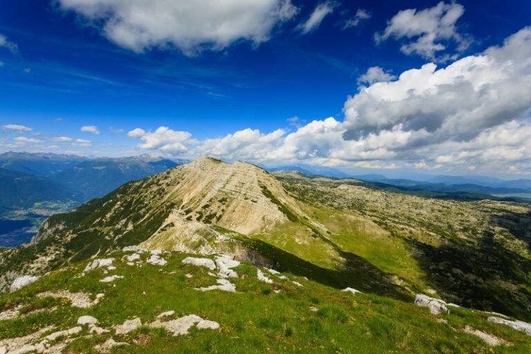 una vista panoramica di asiago con monti