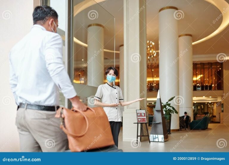 unaccogliente lobby con ospiti sorridenti