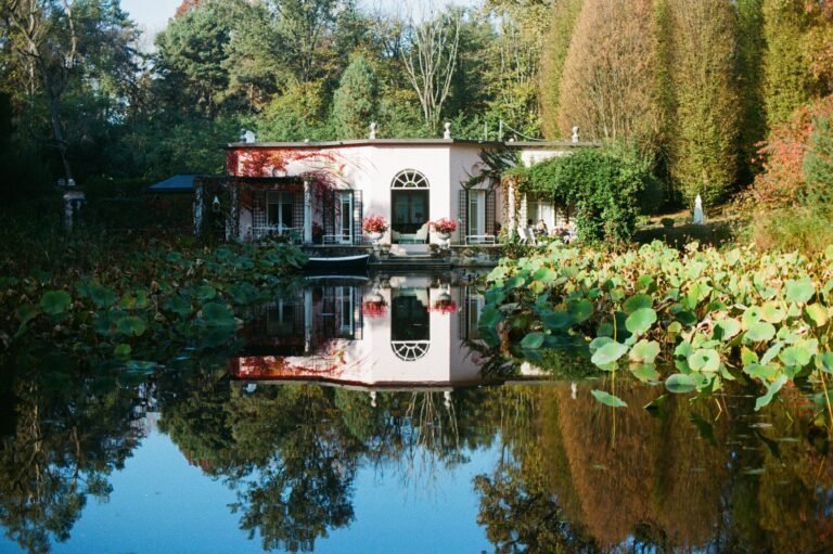 unaccogliente locanda con giardino fiorito